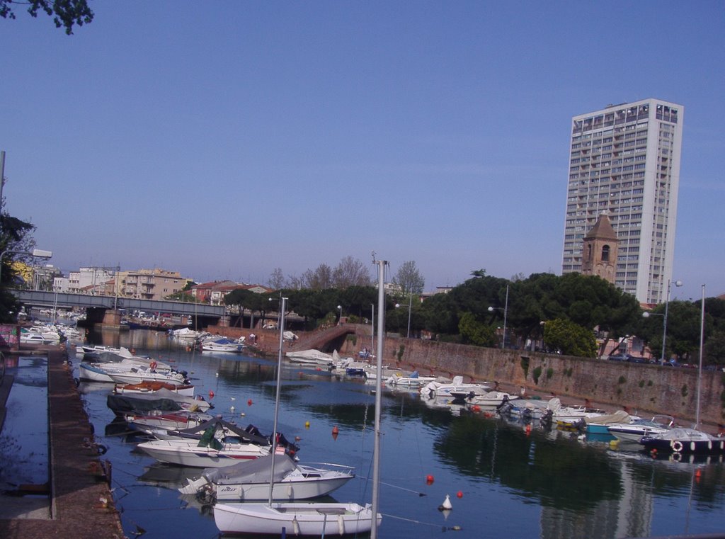 Porto canale di Rimini e il grattacielo, Римини