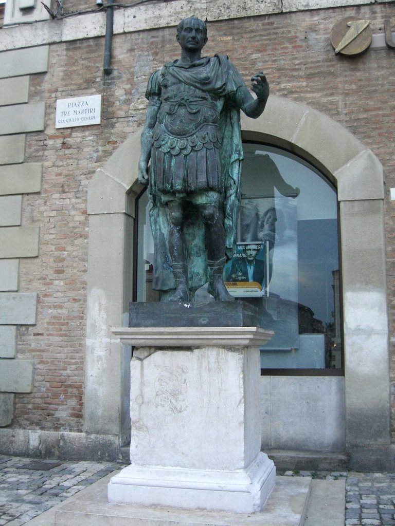 Rimini - Statua di Giulio Cesare in Piazza Tre Martiri, Римини