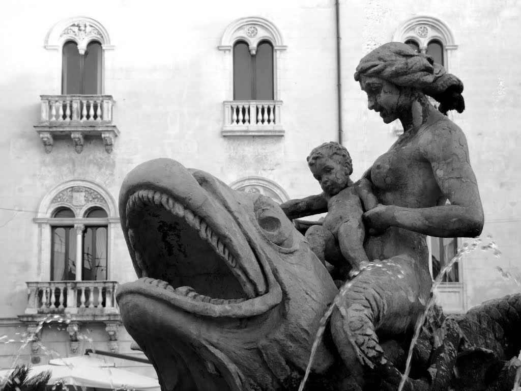 Sirena con bambino (Fontana di Diana) - Mermaid and Child (Diana fountain), Сиракуза