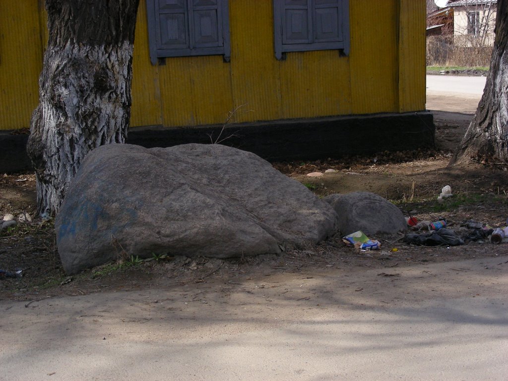 Камни на перекрестке Макешева - Фрунзе, Каскелен