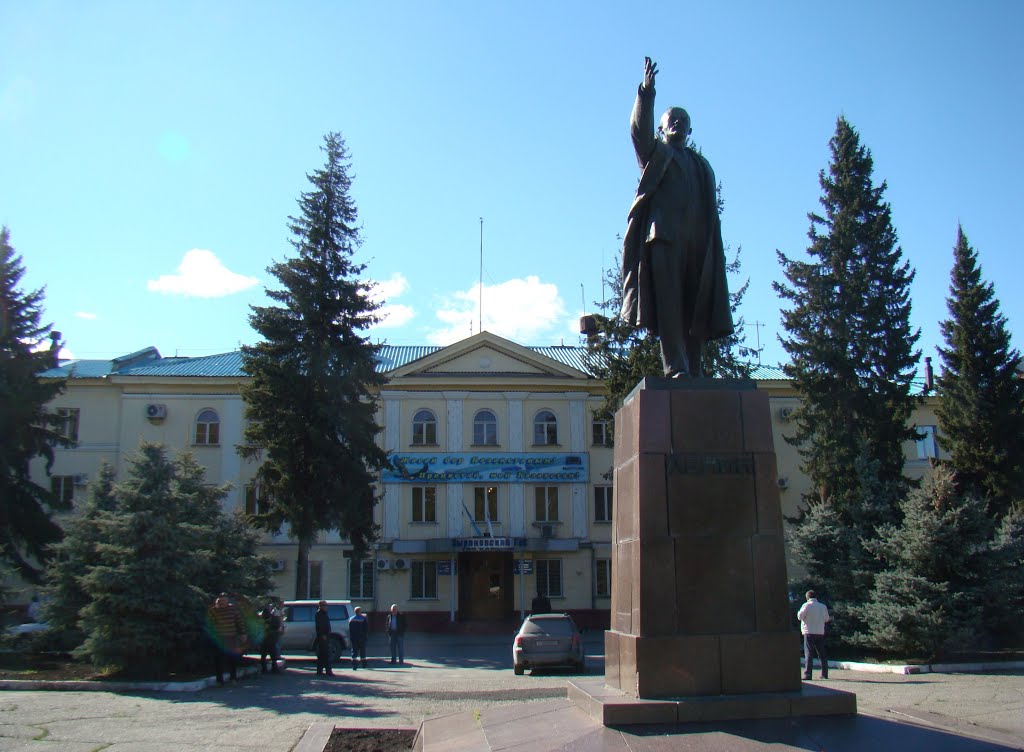 Памятник Ленину перед управлением Зыряновского ГОКа, Зыряновск