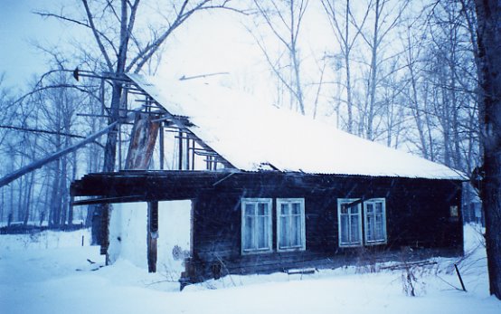 Rest of a 1940s barrack in Leninogorsk (now Ridder), Kazakhstan. This picture was taken in December 2000, when the building was still inhabited. It has probably been demolished by now., Лениногорск
