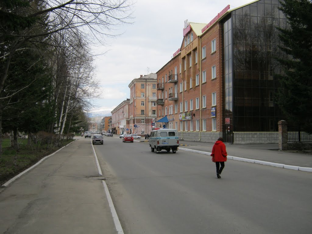 Напротив городского Акимата (апрель 2010), Лениногорск