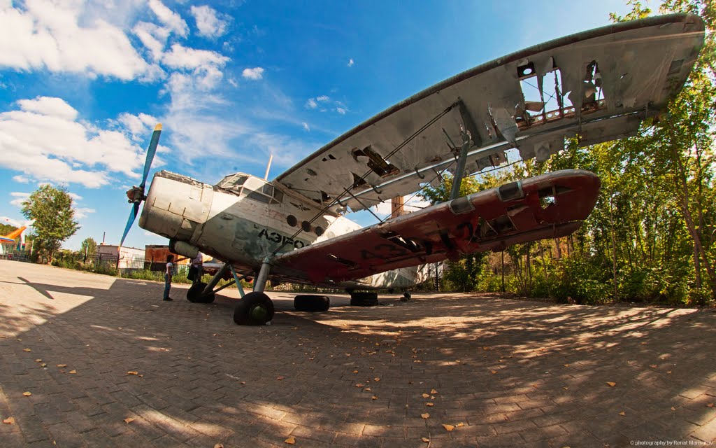stazionar broken old plane (old tech stazionar exibition), Усть-Каменогорск