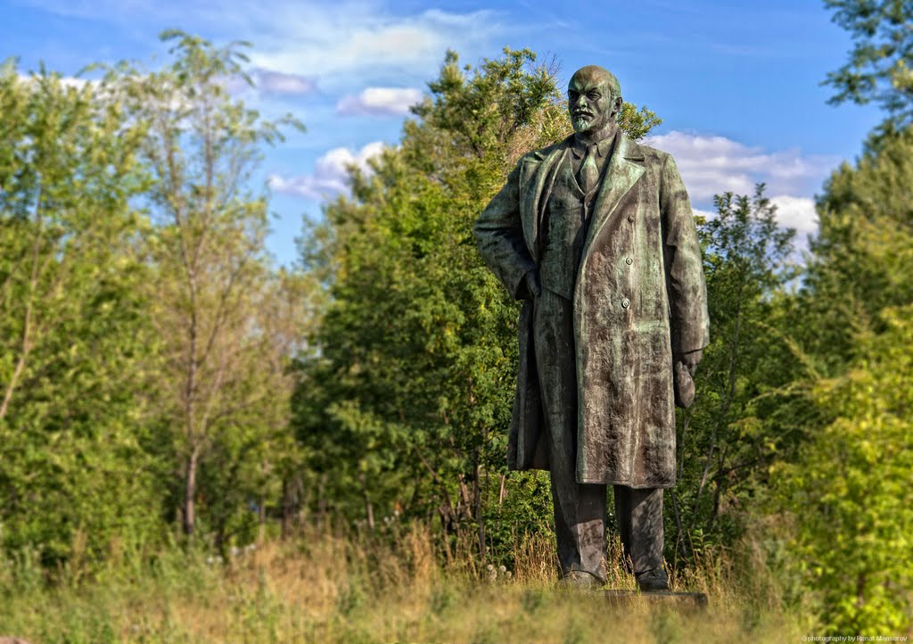 Lenin statue amongst tree (legacy of the Soviet Union), Усть-Каменогорск
