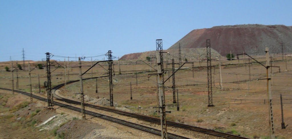 Zhezkazgan mine. Hillocks and industrial railroad., Байчунас