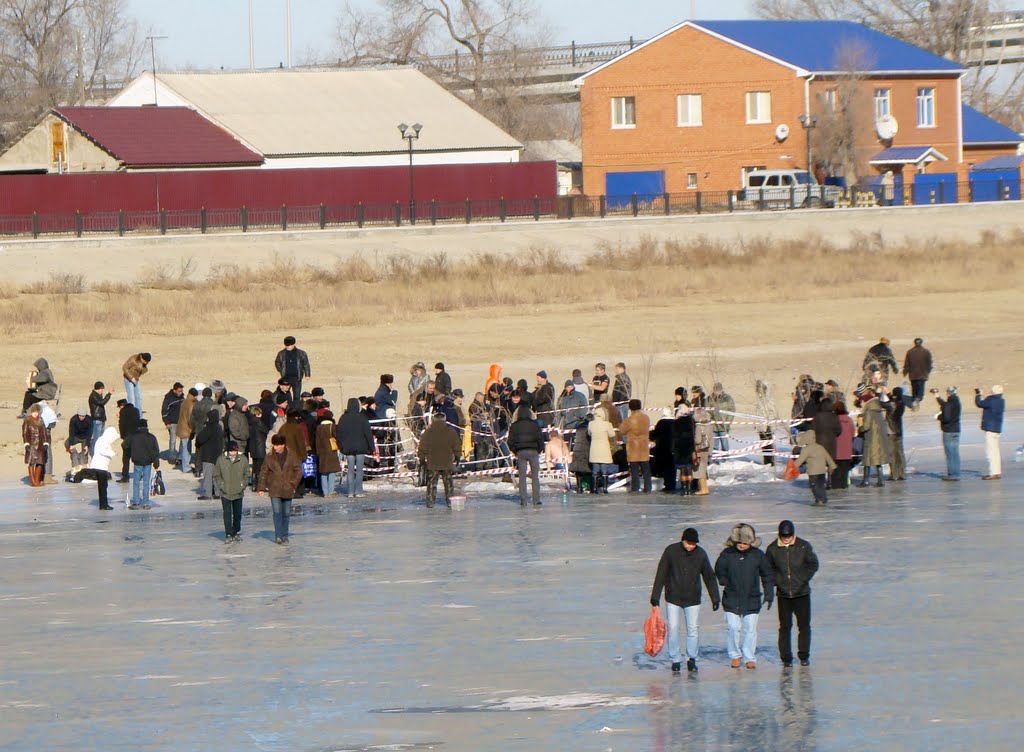 Крещенские купания 2010 года у центрального моста, Атырау(Гурьев)