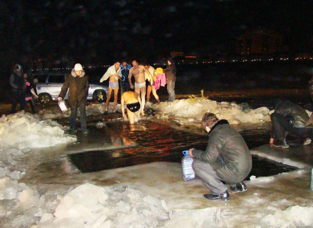 Крещенские купания 2010 года на пляже в жилгородке, Атырау(Гурьев)