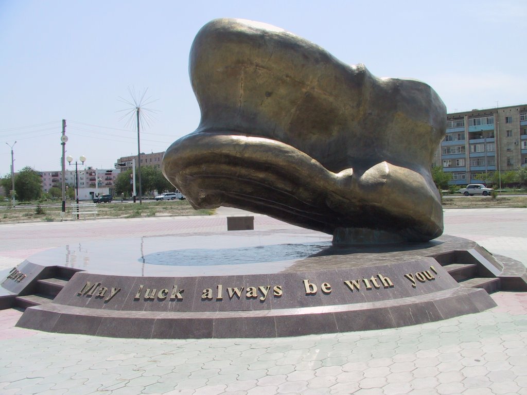 Альчик на Счастье стоял на центральной площади ещё в 2002 году, Атырау(Гурьев)