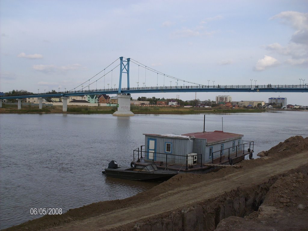 Вид на пешеходный мост от Здания КазМунайГаза, Атырау(Гурьев)