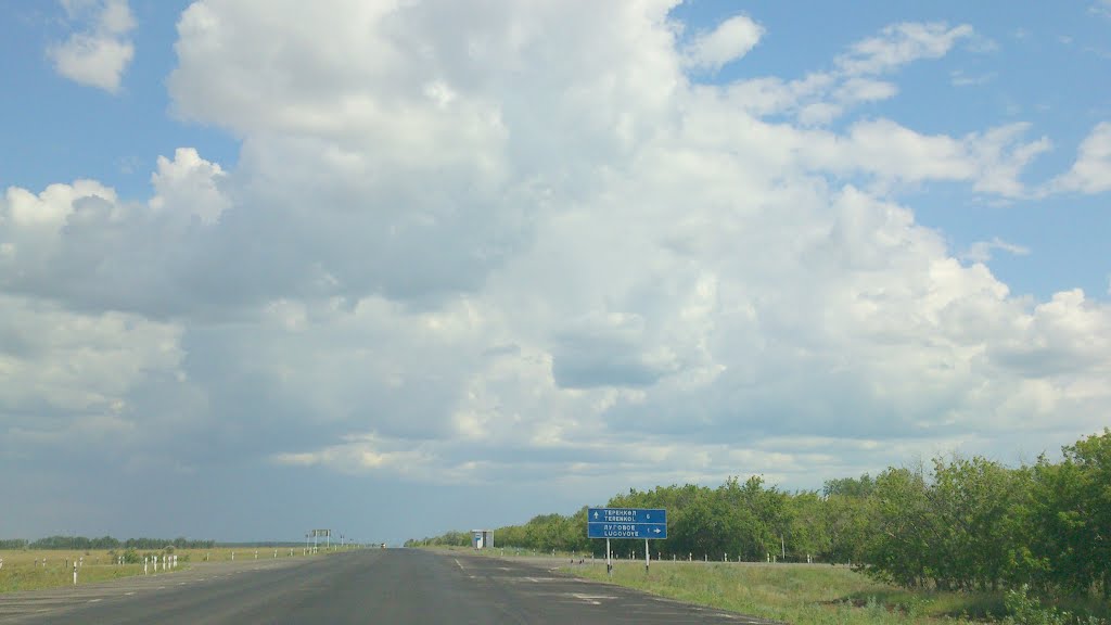 дорожный указатель: Теренколь(Качиры) прямо 6 км, Луговое 1 км направо, Михайловка