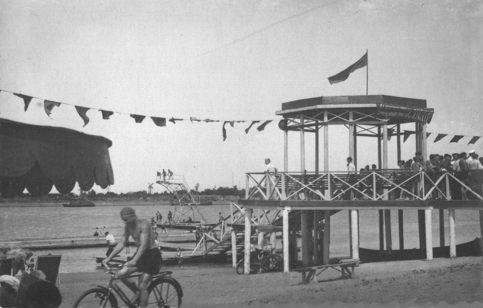 Пляжные сооружения на пляже Жилгородка в 1953 г., Ойтал
