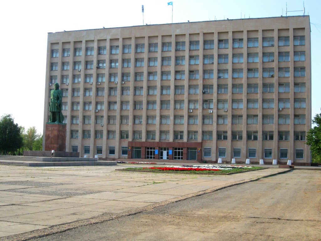City administration (Akimat) and monument to Amangeldy Imanov, Фурмановка