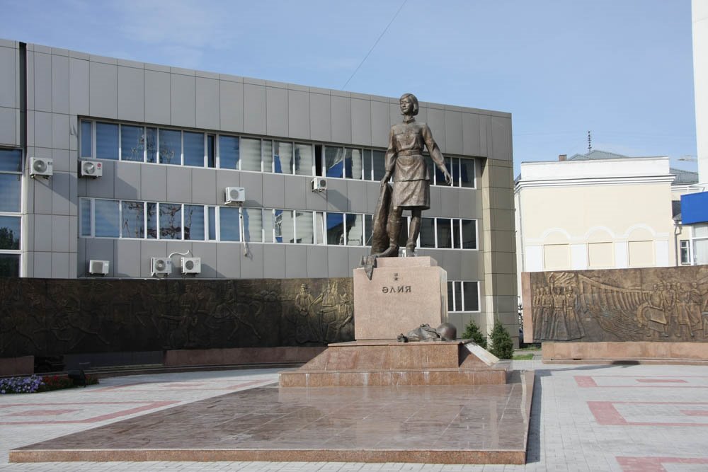 памятник Алие Молдагуловой, Агадырь