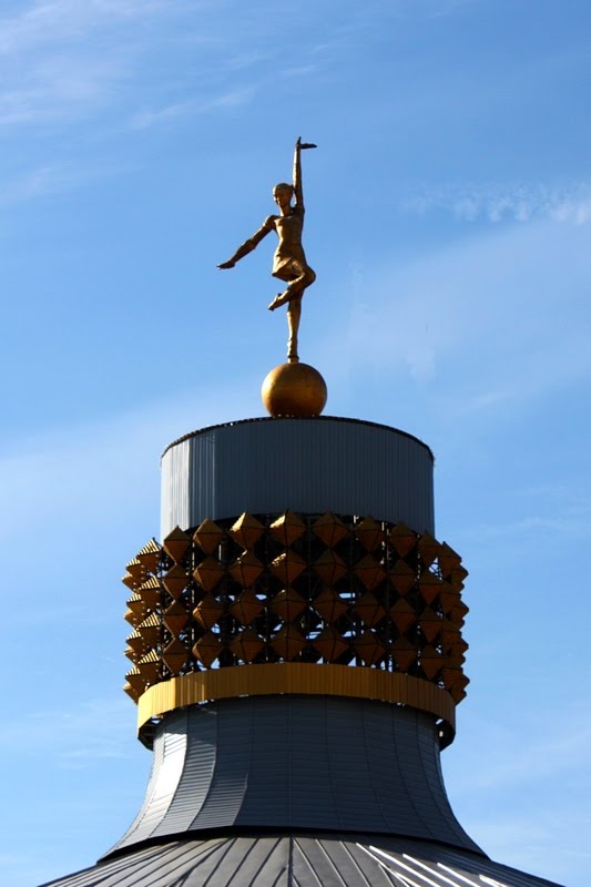 Гимнастка на куполе цирка, Караганда