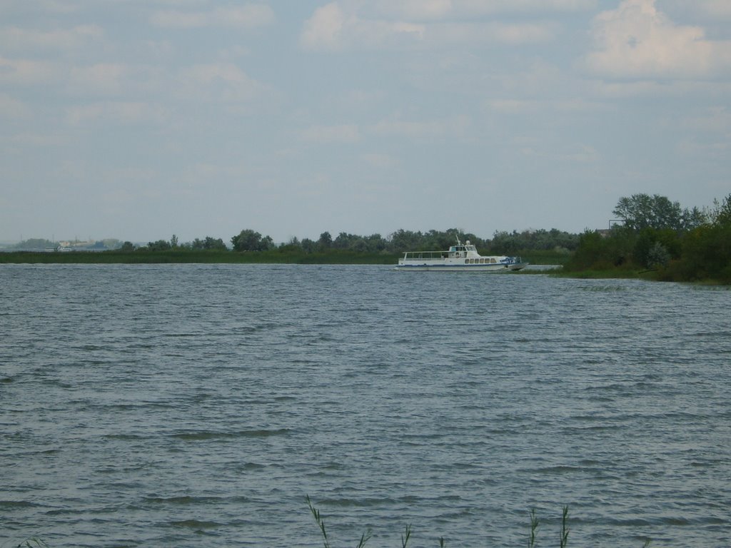 Озеро. Пассажирский катер заходит в гавань, Темиртау
