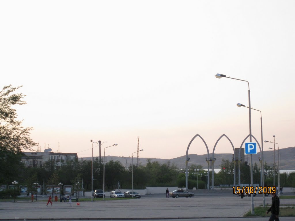 Evening on the central square, Темиртау
