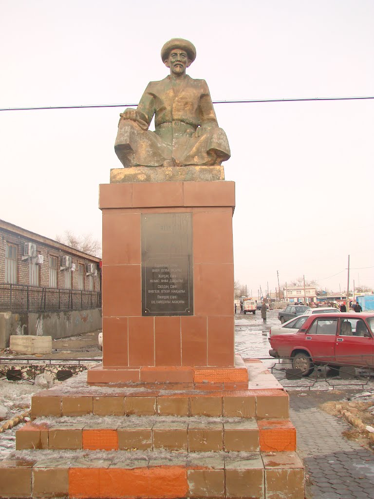 "Жетес би" памятник возле базара, Аральск
