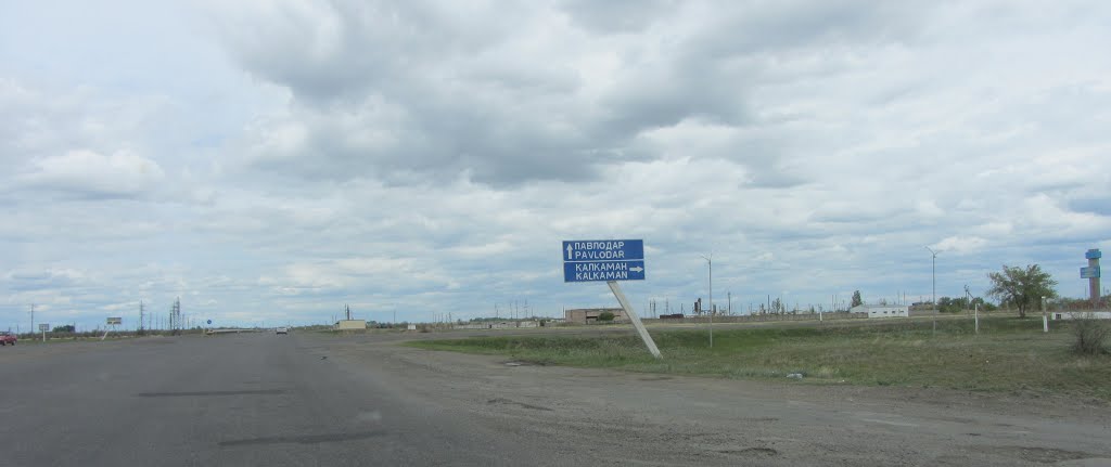 Дорожный указатель: Павлодар - прямо, Калкаман-направо, Калкаман