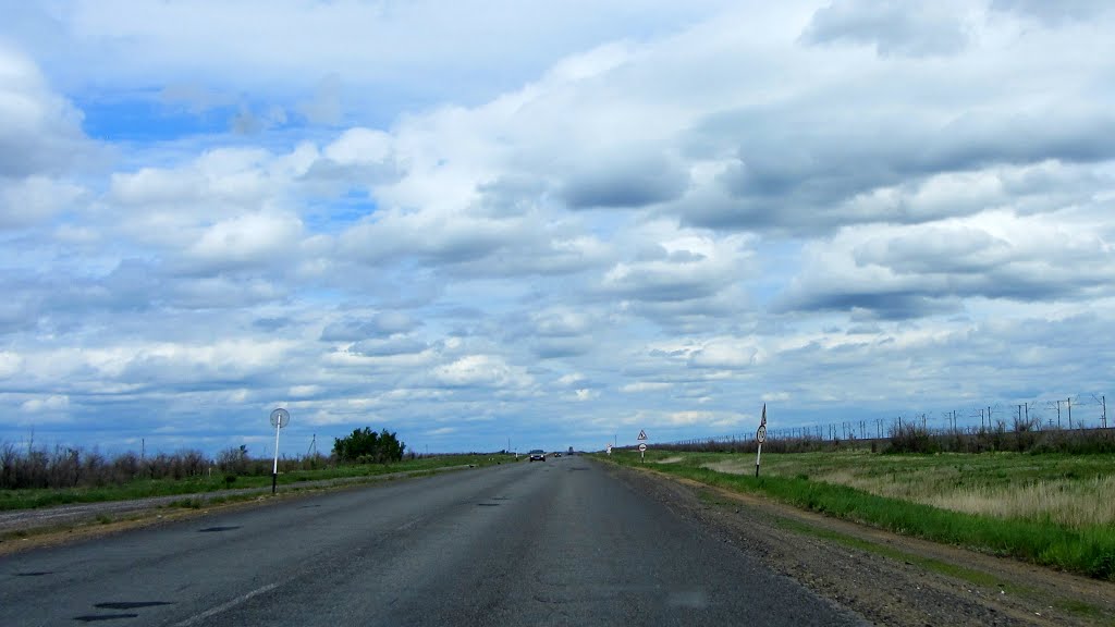 дорожные знаки: "Ремонтные работы", "Ограничение скорости 70 км/ч", Краснокутск