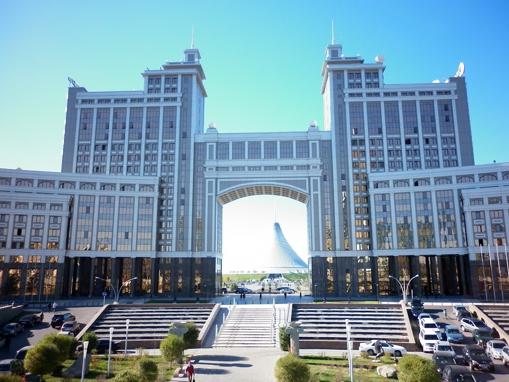 Головной офис Казмунайгаза на заднем плане Хан Шатыр, Астана, Казахстан, Аксуат