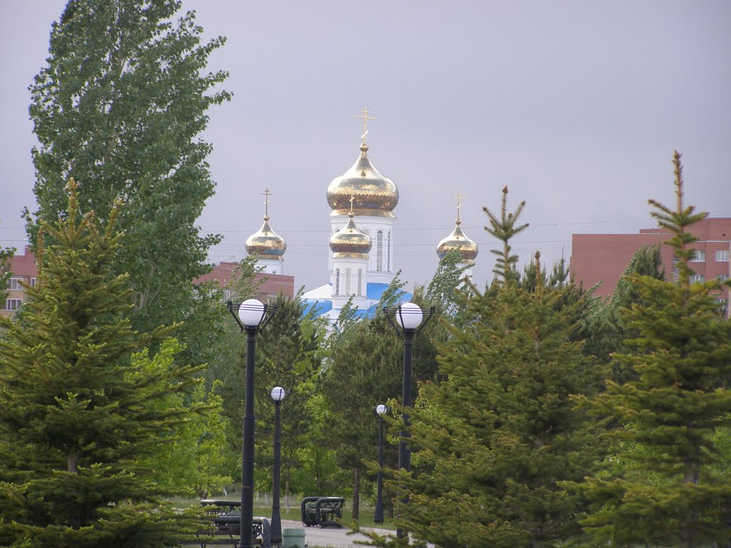 Храм возвышается над парком / Temple towers over the park, Таскескен