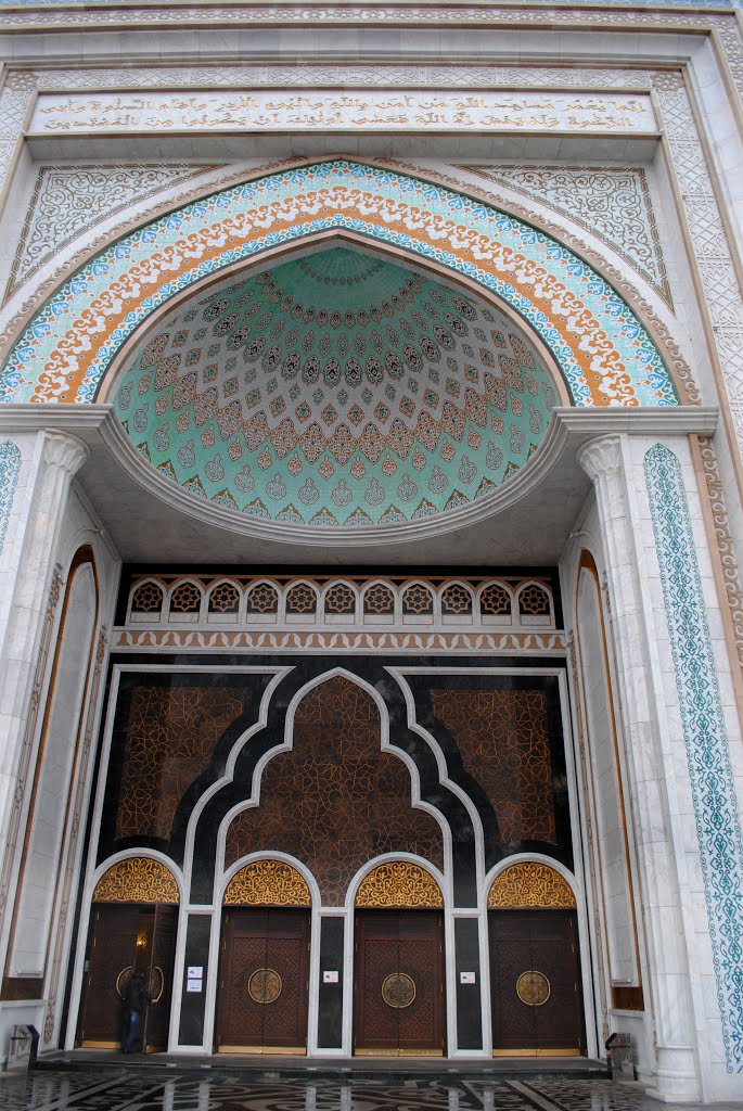 Вхід до мечеті. Національні казахські орнаменти_ The entrance to the mosque. Kazakh national patterns, Таскескен