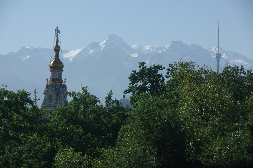 Les montagnes de lAla-Taou transilien, le clocher de la cathédrale Zenkov et les arbres du parc Panfilov, vus depuis les fenêtres de lhôtel Otrar à Almaty (Алматы), Панфилов