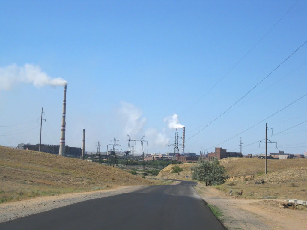 Entering Zhezkazghan from NE. Zhezkazghan mining and smelting plant of the Kazakhmys Corporation, Акмолинск