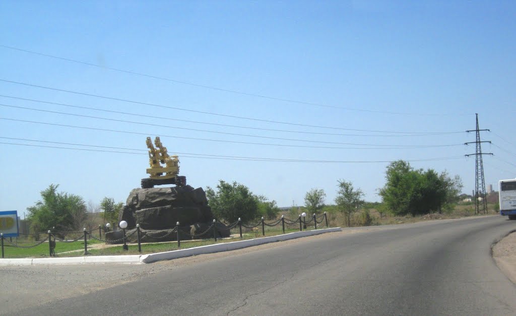 Track-mounted drill at the road junction in Zhezkazgan settlement, Кургальджинский