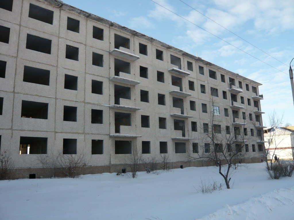 Развалины дома в районе старой поликлиники, Макинск