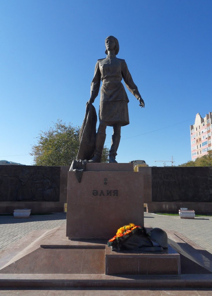 Statue of Alia Moldagulova, Hero of the Soviet Union, Актобе