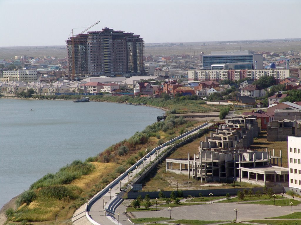 Вид строящегося комплекса «Ардагер» с высотки на набережной, Атырау