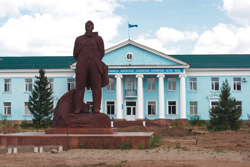USSR Nuke Projekt chief academician  Kurchatov monument., Курчатов