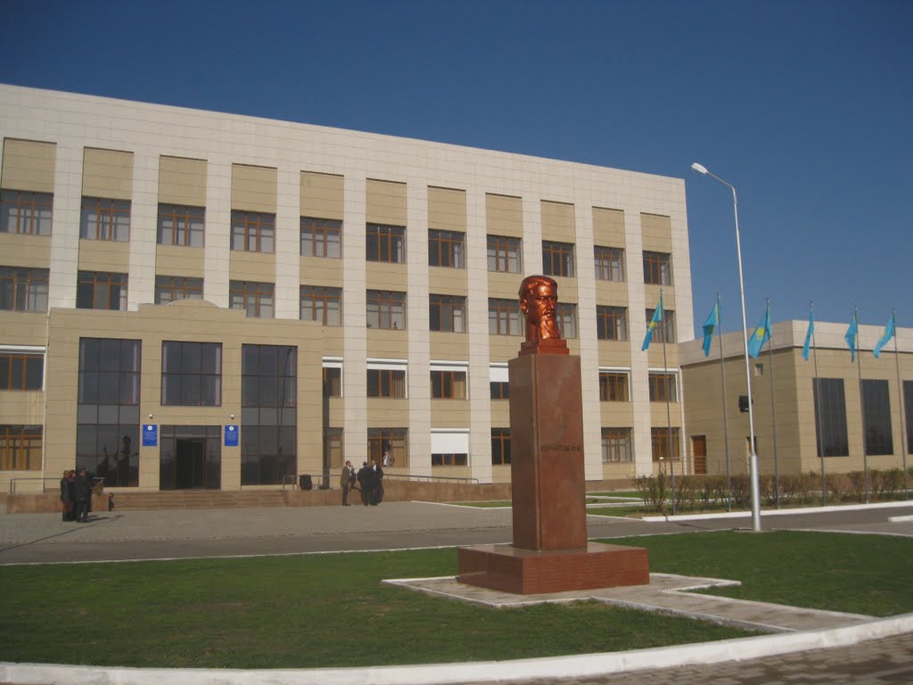 Monument to Kurchatov in front of the National Nuclear Center of Kazakhstan, Курчатов