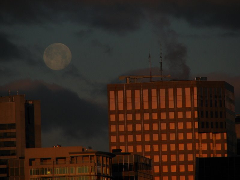moon and black clouds in Vancouver, Ванкувер