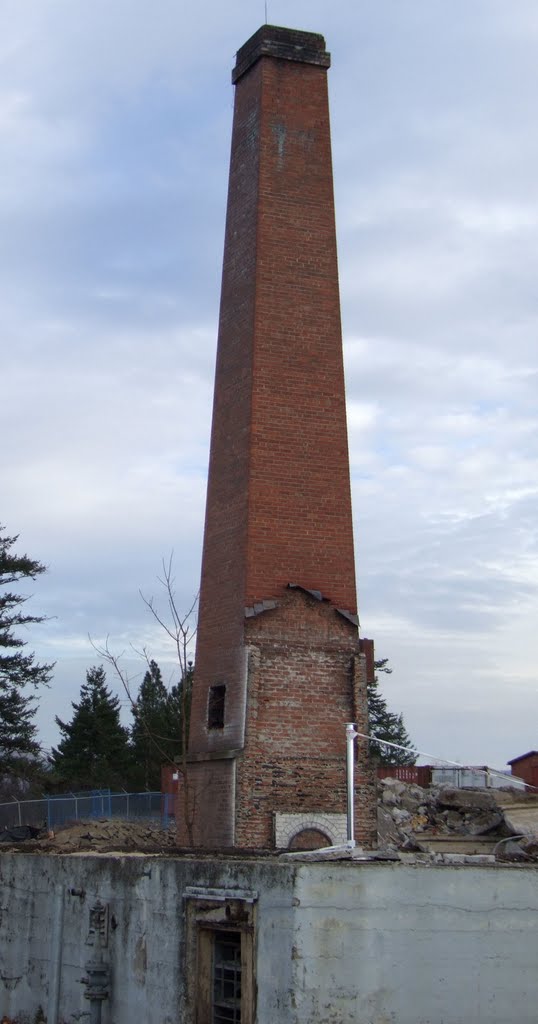 Old VJH incinerator chimney just before demolition, Вернон