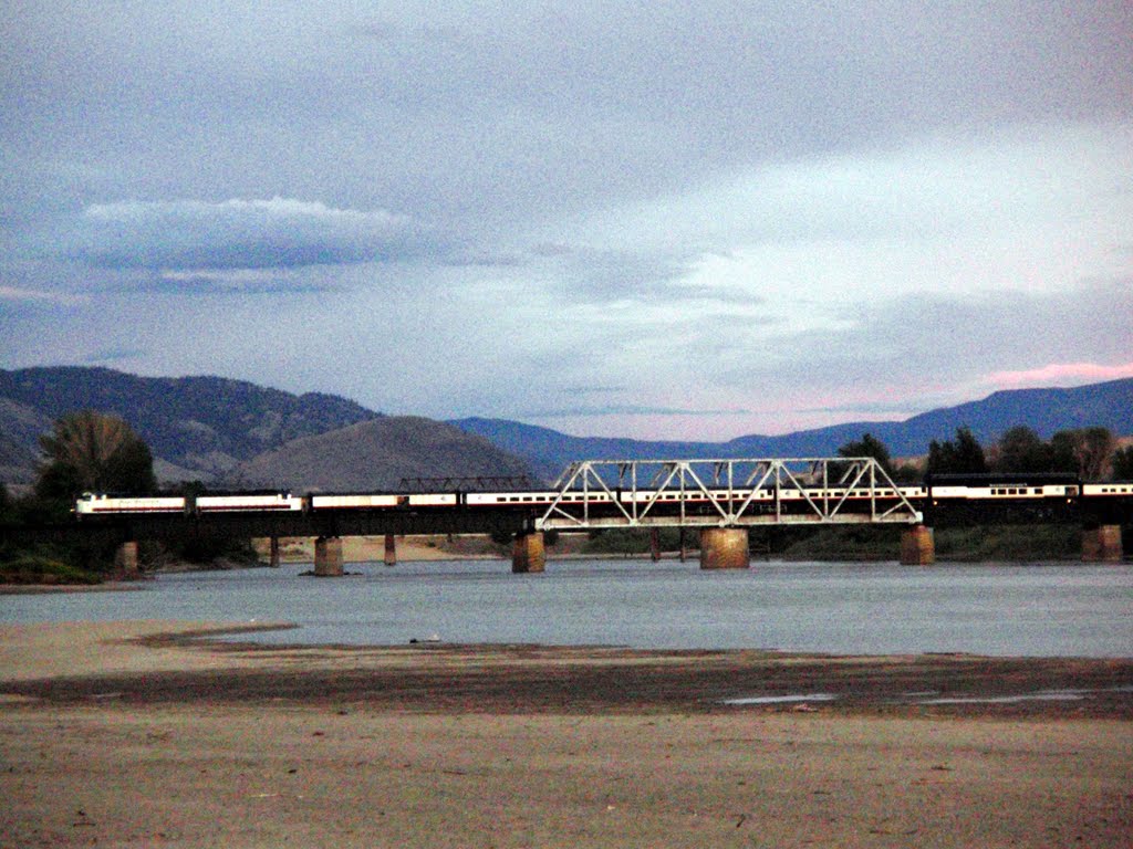 train passing over Thompson River Train Bridge, Камлупс