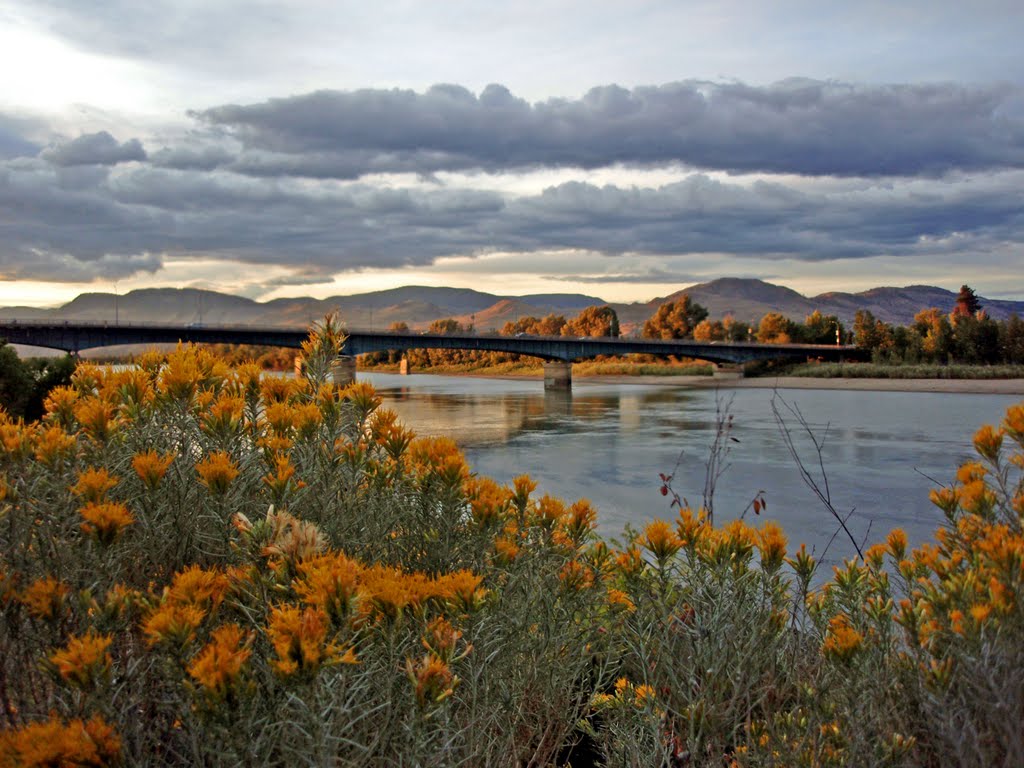 KAMLOOPS: day flows down along the river but sagebrush will keep it deep in its memory  forever, Камлупс