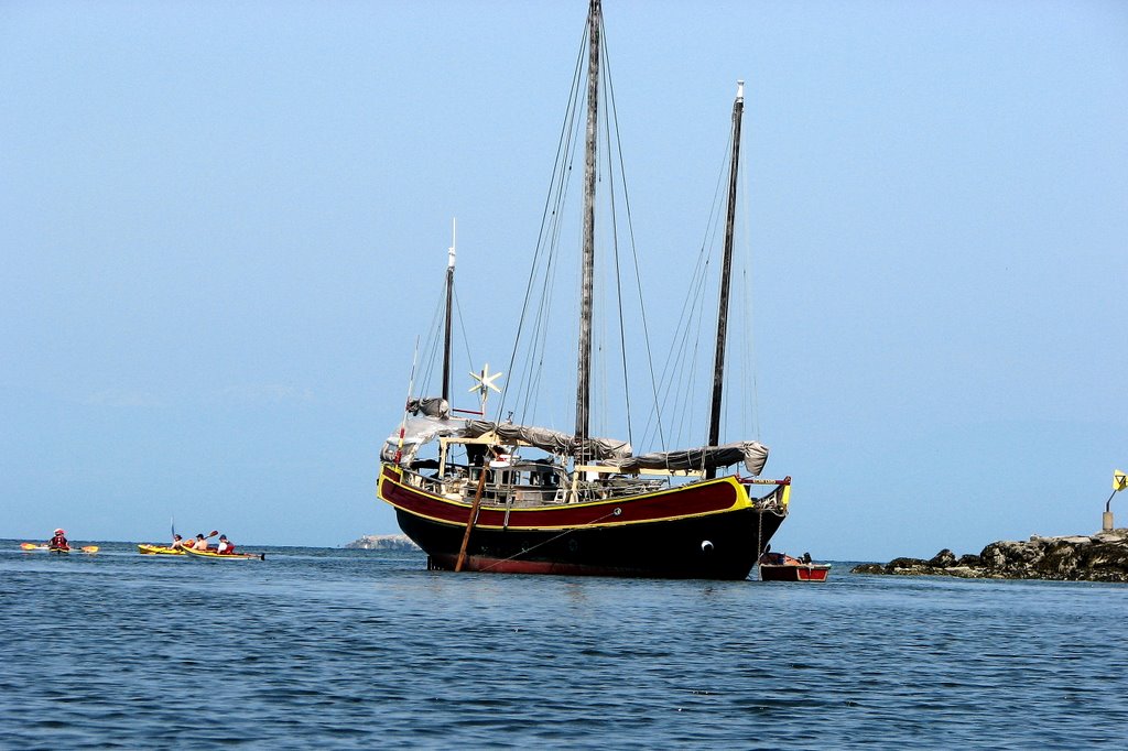 Junk anchored in the Gap between Newcastle and Protection Islands, Нанаимо