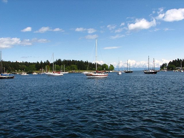 The anchorage off Newcastle Island, Nanaimo is very popular on weekends, Нанаимо