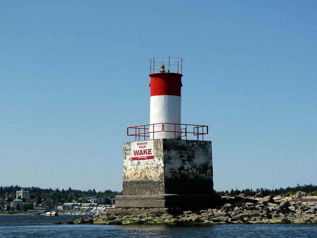 "Reduce wake" entering Nanaimo Harbour at the Gallows Point light (Protection Island), Нанаимо