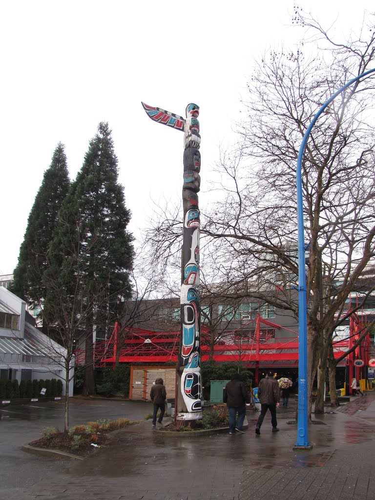 Beautiful totem pole in the harbour., Норт-Ванкувер