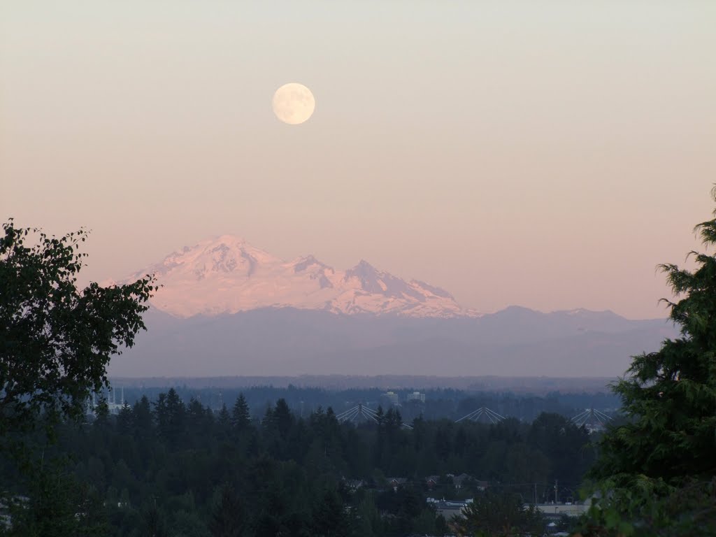 Coquitlam, BC - Moon rise over the Mount Baker, Порт-Муди