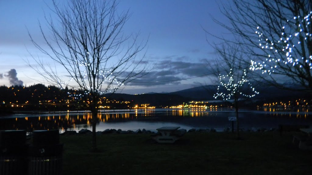 View the sunset and the first lights of the night from Port Moody, Vancouver, BC, Canada, Порт-Муди