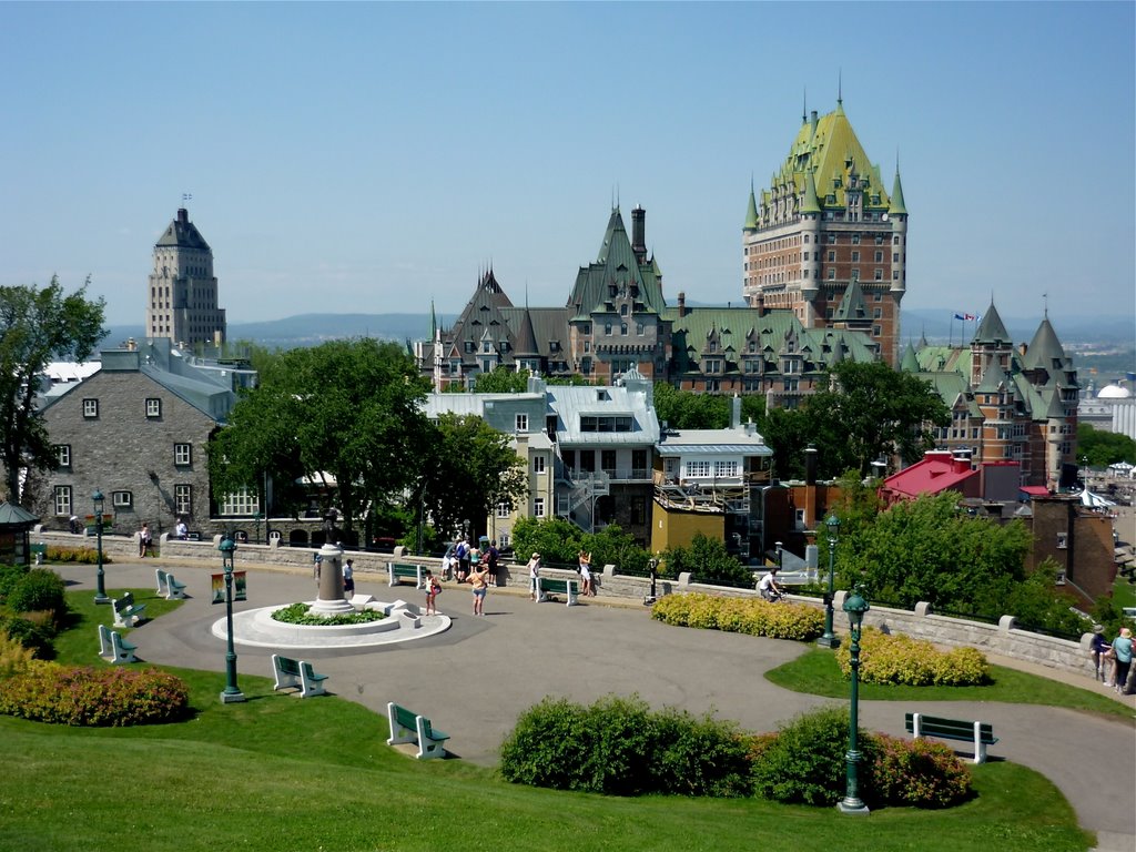 Château Frontenac et Édifice Price, Броссард