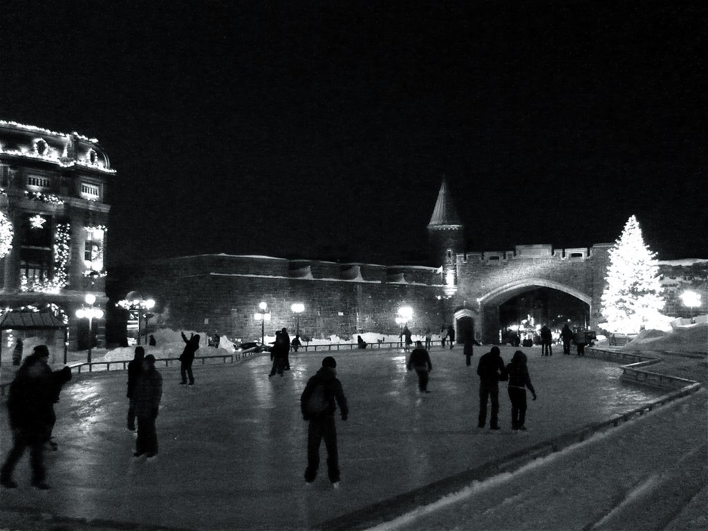 Hiver en noir et blanc: patinoire à Place dYouville, Vieux-Québec, Броссард