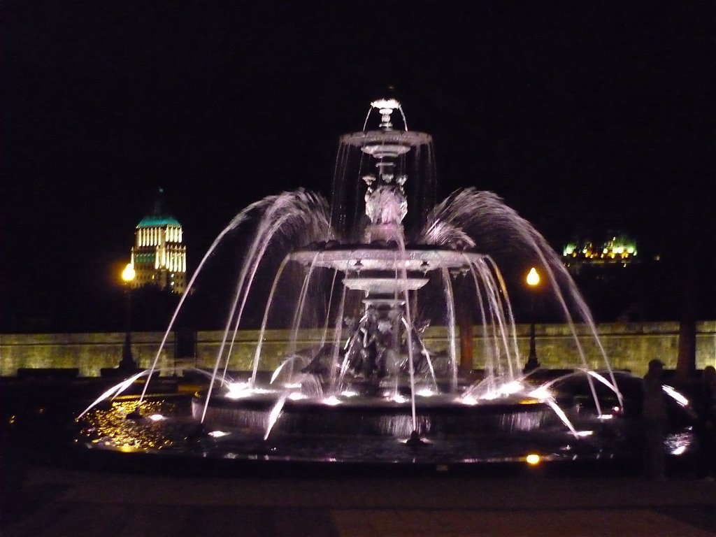 Fontaine de Tourny et édifice Price la nuit, Бьюпорт