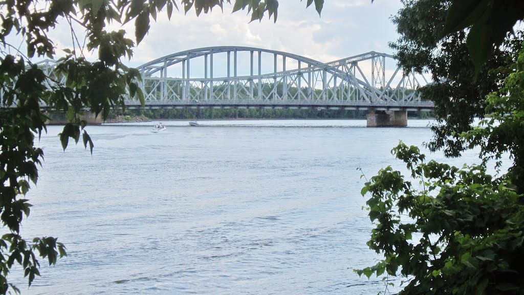 Pont Lachapelle Bridge, over DesPrairies River in between Montreal and Laval, Лаваль