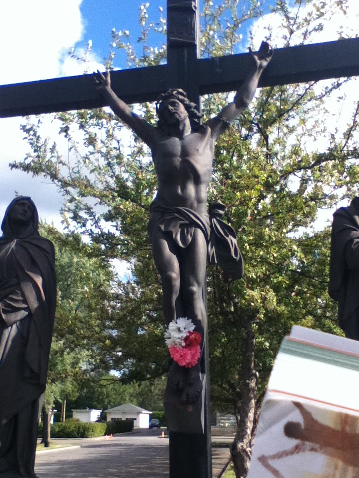 Au 4080 St-Martin O, Laval, on peut y constater Jésus Christ sur une croix. La croix, étant un objet sacré, est le symbole le plus utilisé dans la religion catholique. Pour ces croyants, celui-ci symbolise l’instrument du salut de l’humanité puisque Jésus, Лаваль